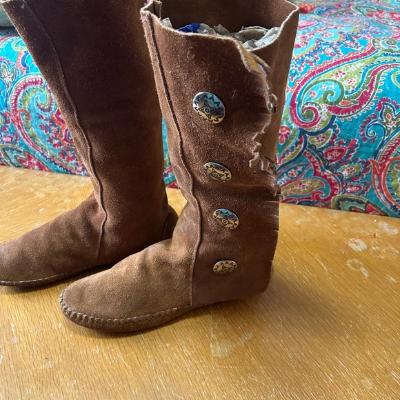 Taos Womens Tan Moccasin Boots With Silver Concho Accents - Picture 2 of 6
